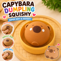 Brauner Capybara-Dumpling-Squishy mit niedlichem Gesicht in einer gelben Schale – weiches Kawaii-Quetschspielzeug zum Drücken und Spielen.