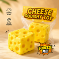 Zwei weiche Käse-Squishys in Form gelber Käsewürfel mit Löchern – langsam aufsteigende Quetschspielzeuge in Verpackung.