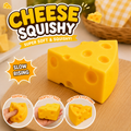 Weicher Käse-Squishy in Form eines gelben Schweizer Käsewürfels mit Löchern – langsam aufsteigendes Anti-Stress-Quetschspielzeug.